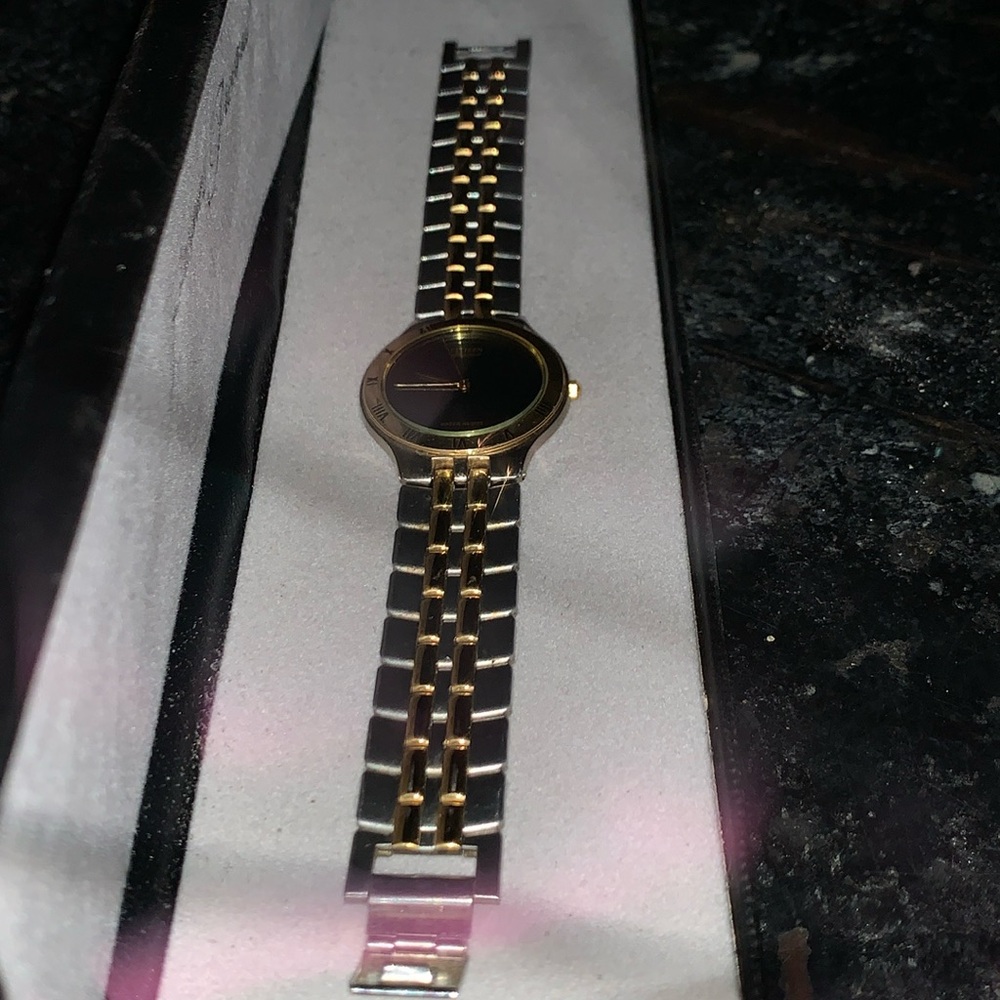 Citizen - Picture 2 of 3
